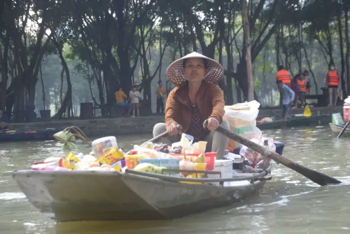 Floating market on the Tam Coc boat tour