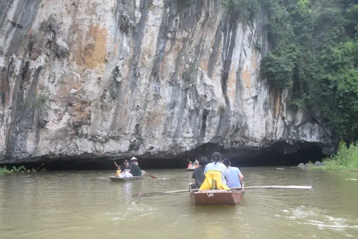 Tam Coc boat tour cave entrance